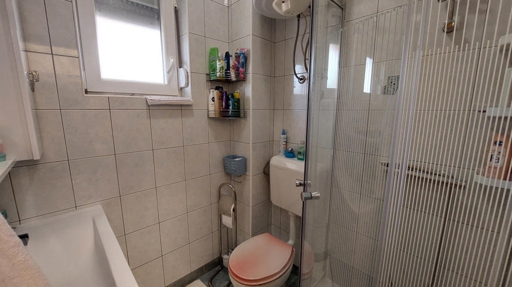 Koupelna se sprchovým koutem a oknem