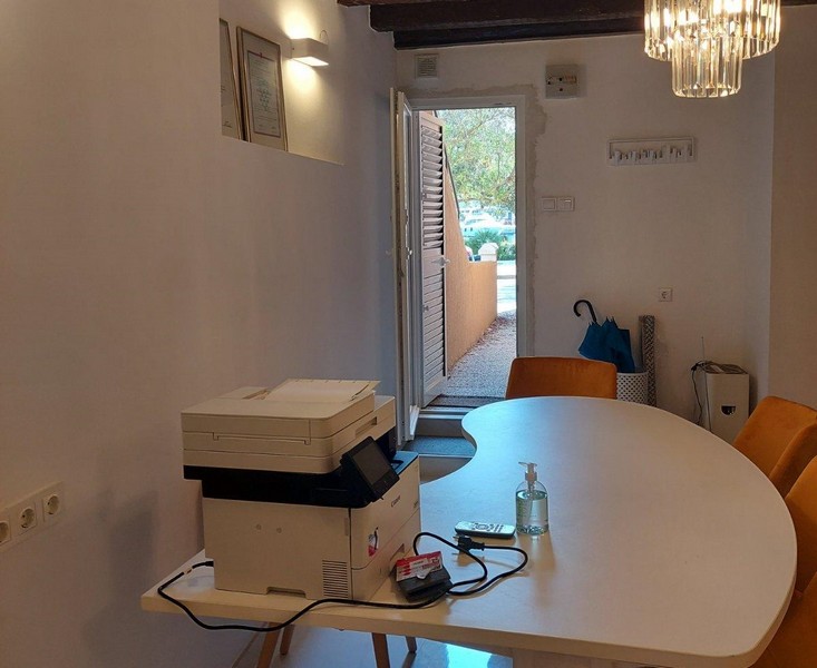 Výhled z obytné části na promenádu ​​a moře.