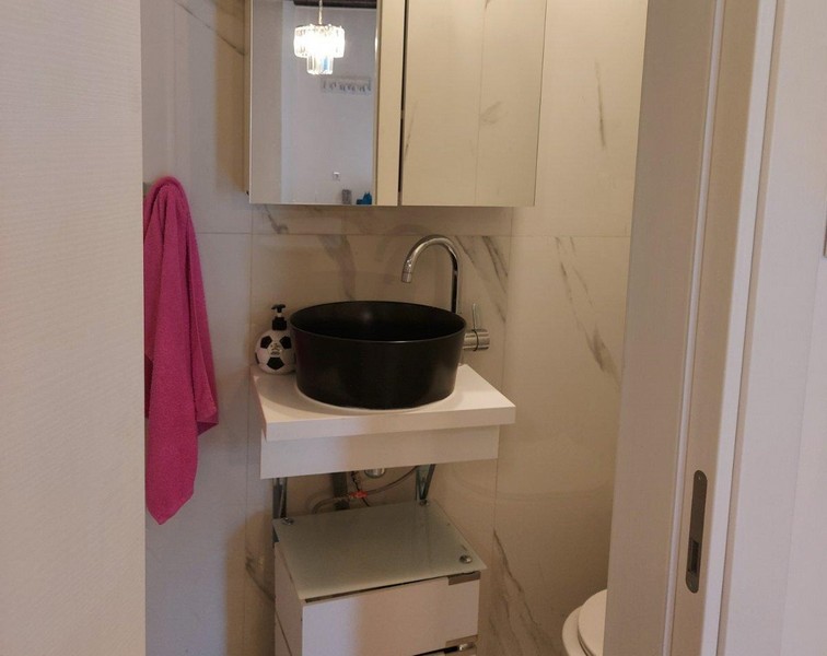 Koupelna se sprchovým koutem.