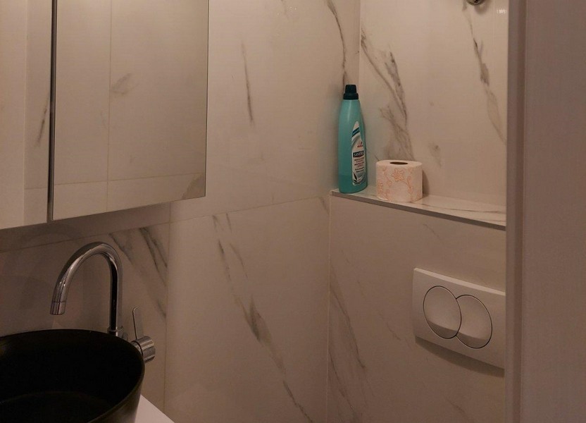 Umyvadlo v koupelně.