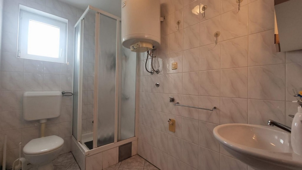 Koupelna s oknem a sprchovým koutem