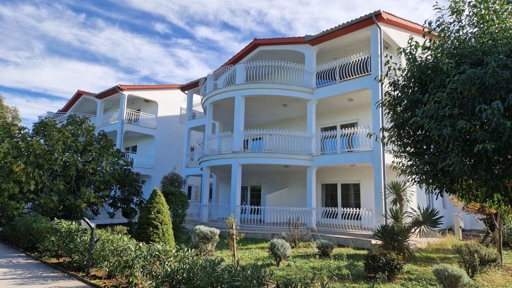 Krásná rezidenční budova s ​​dobře udržovanými apartmány se společným bazénem