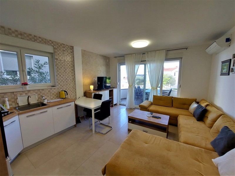 Obytná část se vstupem na terasu.