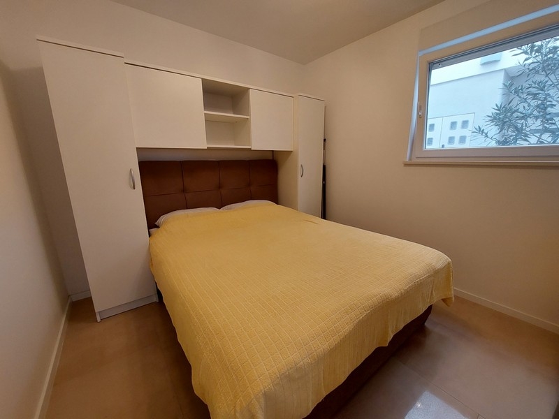 Ložnice s vestavěnou skříní.