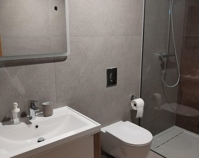 Moderní koupelna se sprchovým koutem.