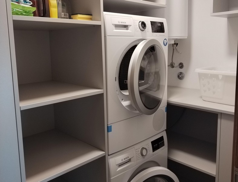 V koupelně pračka a sušička.