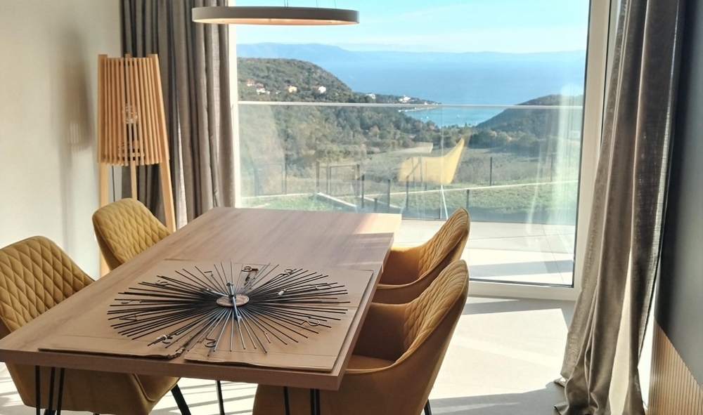 Pohled na jídelní stůl a moře - nemovitost A3124 v Chorvatsku.