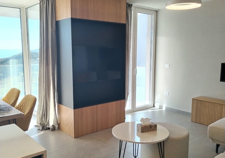 Moderní obývací prostor a východ na terasu.