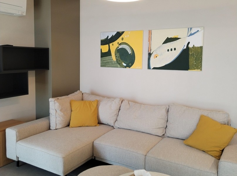 Pohled na moderní gauč, který je v kupní ceně.