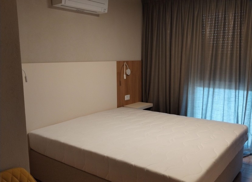 Klimatizovaná ložnice s moderní manželskou postelí.