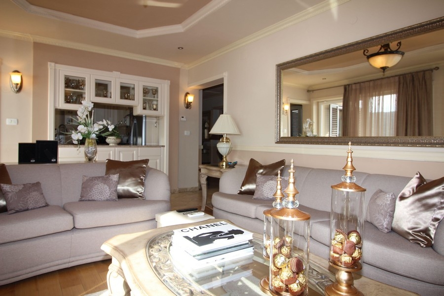 Světlý obývací pokoj plně zařízený