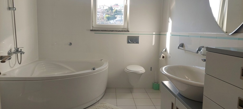 Koupelna s velkou vanou a oknem