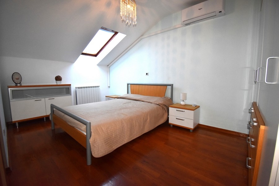 Prostorná podkrovní ložnice v mezonetovém bytě, Opatija Real Estate, Chorvatsko, A3157.