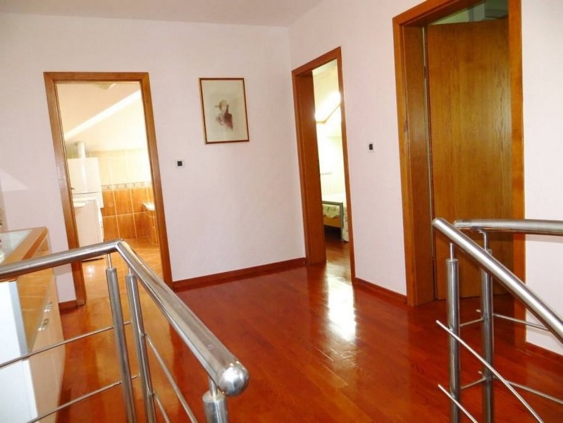 Vnitřní pohled s dřevěnými podlahami a schodišťovým zábradlím, nemovitost v Opatiji, Chorvatsko, A3157.