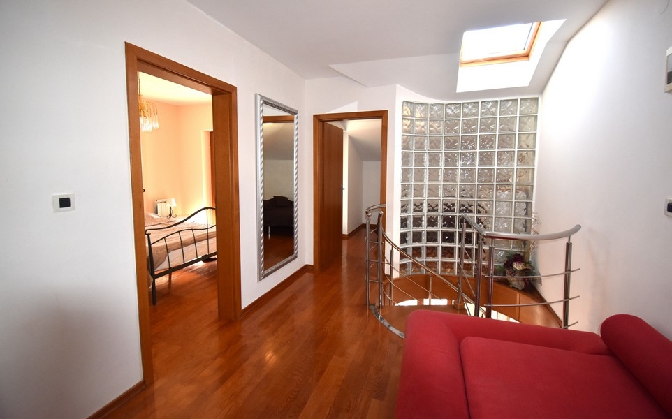 Chodba v horním patře se skleněnými tvárnicemi, mezonetový byt, Opatija Real Estate, Chorvatsko, A3157.