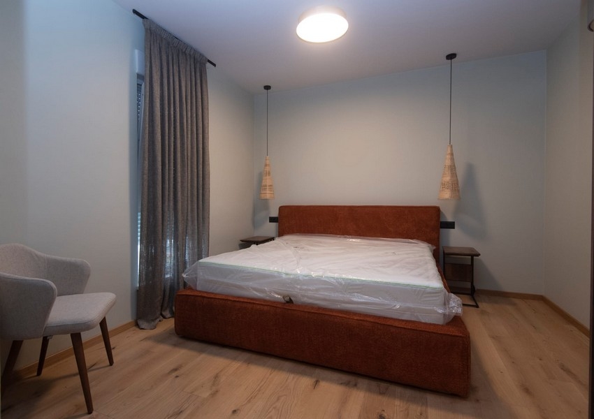 Hlavní ložnice s pohodlnou velkou postelí v moderním bytě na prodej ve Splitu v Chorvatsku.