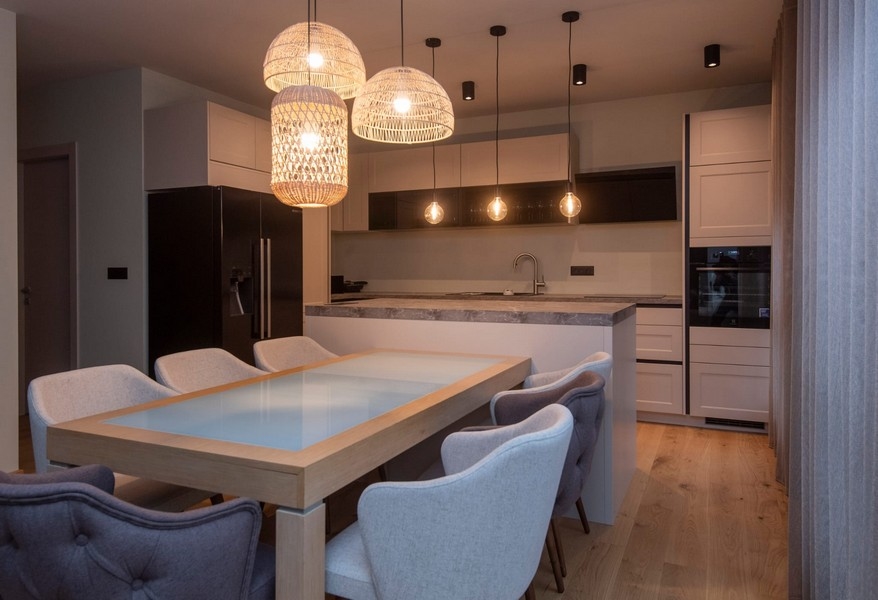 Moderní jídelní a kuchyňský kout v moderním apartmánu ve Splitu v Chorvatsku s designovým nábytkem a příslušenstvím.