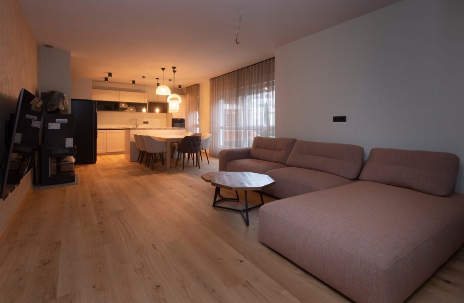 Příjemný obývací pokoj s moderním vybavením v bytě na prodej ve Splitu v Chorvatsku s přirozeným světlem.