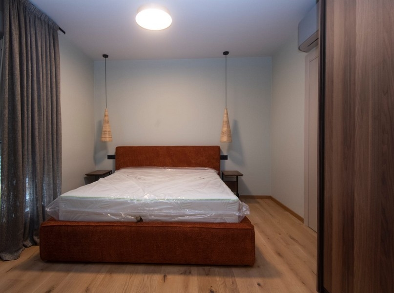 Druhá ložnice v moderním bytě na prodej ve Splitu v Chorvatsku ukazuje moderní komfort a styl.