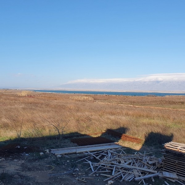 Přírodní krajina a výhled na moře v Privlace, Chorvatsko, v blízkosti bytů na prodej.