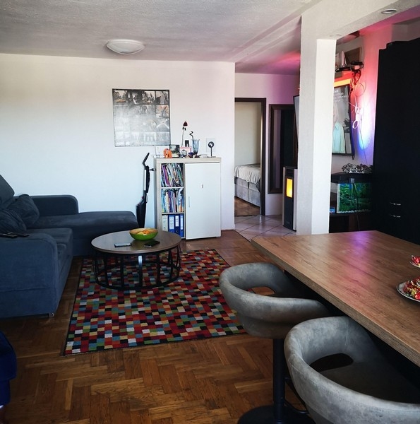 Stylový obývací pokoj apartmánu v Chorvatsku s moderním designem a parketami - kondominium Chorvatsko.