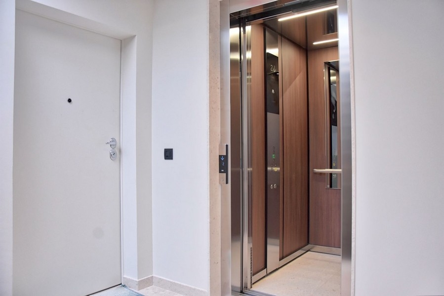 Výtahové dveře a vstupní prostor moderního penthouse na Istrii na prodej.