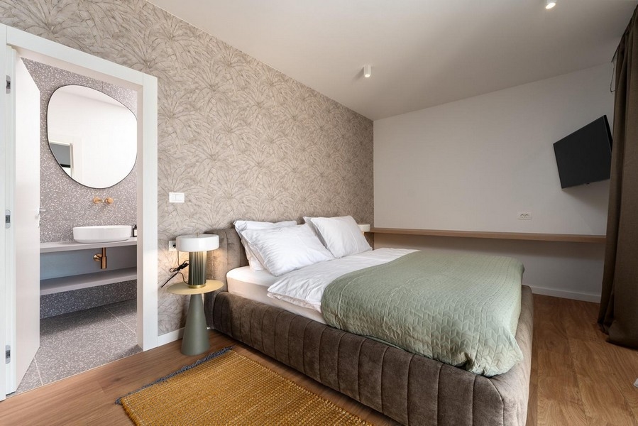 Ložnice s připojenou šatnou v luxusním apartmánu na Istrii, moderně a stylově zařízená