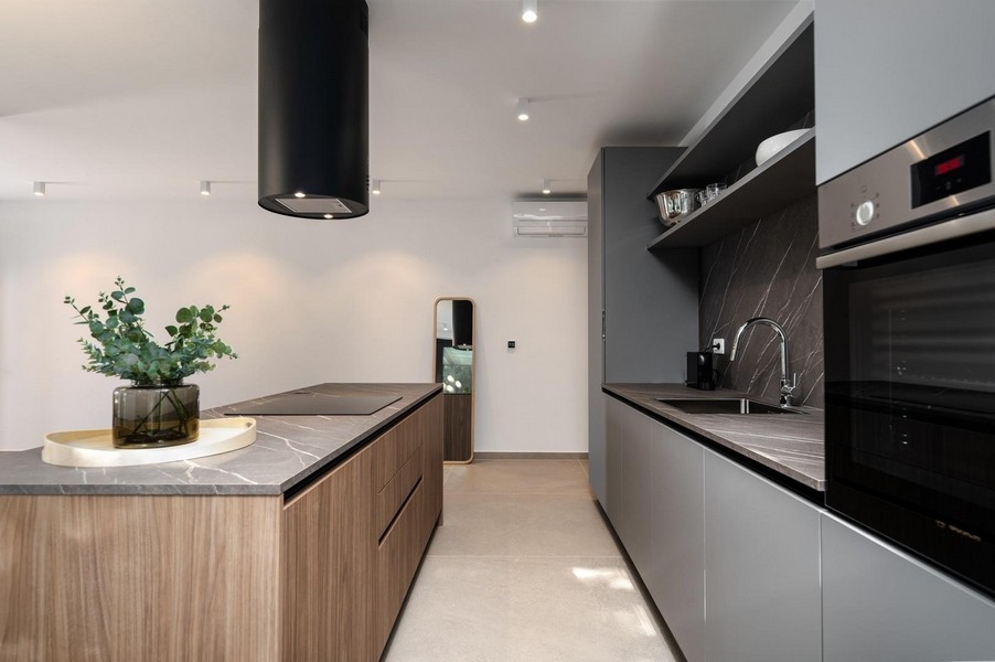 Detailní pohled na kuchyni na Istrii Luxusní byt s elegantními povrchy a moderním vybavením