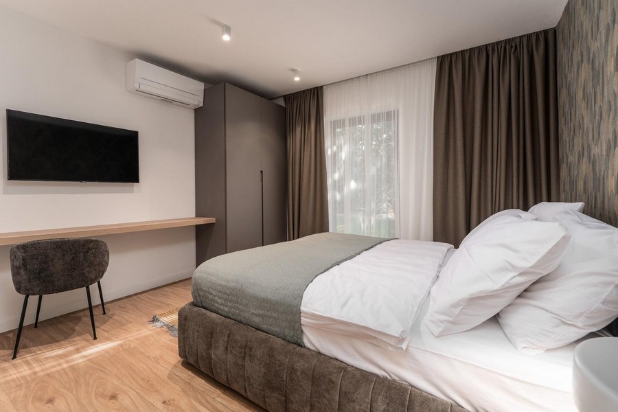 Ložnice v luxusním apartmánu na Istrii s jemným osvětlením a elegantním designem
