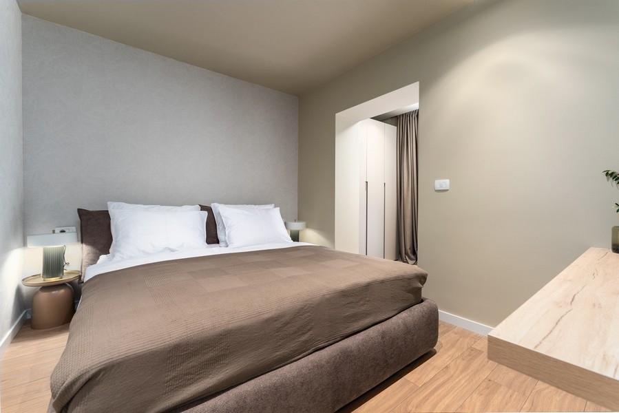 Světlá ložnice v nemovitosti na Istrii s velkou postelí a moderním designem