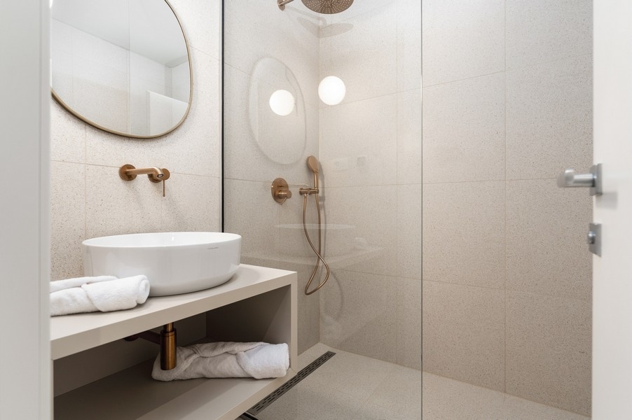 Elegantní koupelna s moderním vybavením v luxusní nemovitosti na Istrii