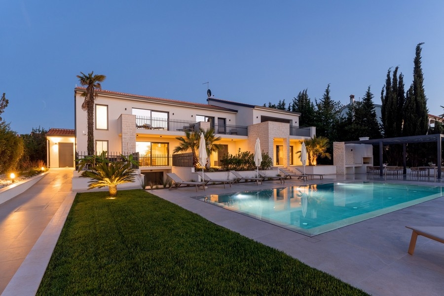 Večerní osvětlení luxusních apartmánů s bazénem na Istrii