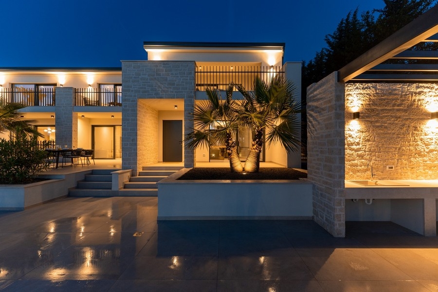 Venkovní prostor luxusní nemovitosti na Istrii s letní kuchyní a osvětlením