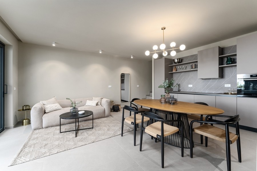 Moderní obývací pokoj a jídelna v luxusním apartmánu na Istrii