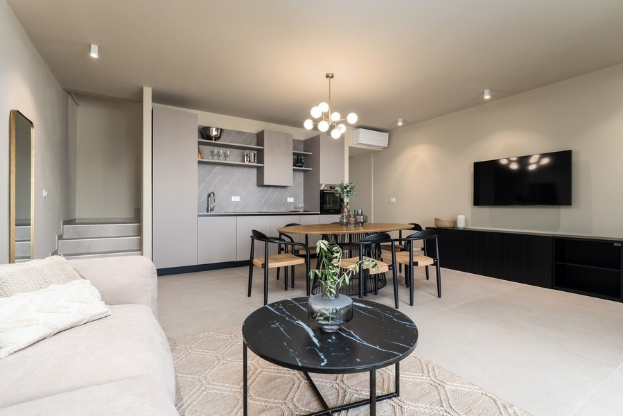 Moderní obývací pokoj s kuchyní v luxusním bytě na Istrii