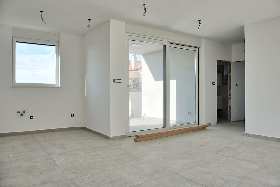 Moderní pokoj v luxusní nemovitosti na Istrii s posuvnými skleněnými dveřmi na balkon a otevřeným designem interiéru