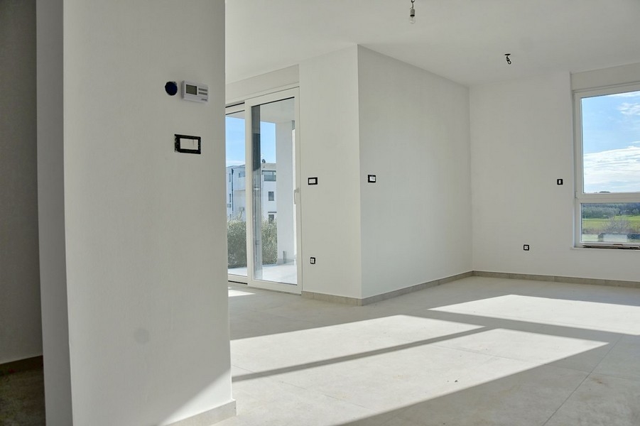 Elegantní, prosvětlený pokoj ve vysoce kvalitním bytě na Istrii s minimalistickým designem a přístupem na terasu