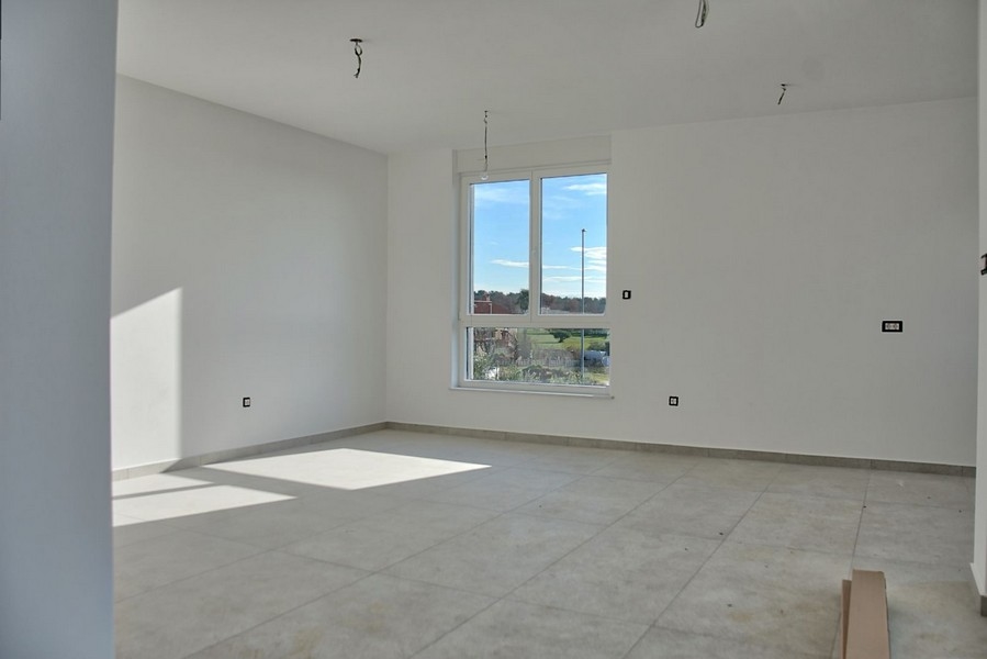 Luxusní pokoj s velkými okny a spoustou přirozeného světla, součást exkluzivního rezidenčního komplexu na Istrii