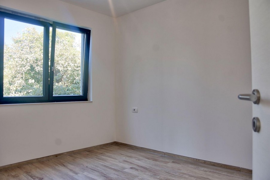 Druhá ložnice s výhledem z okna do zeleně, součást nabídky nemovitostí v Poreči