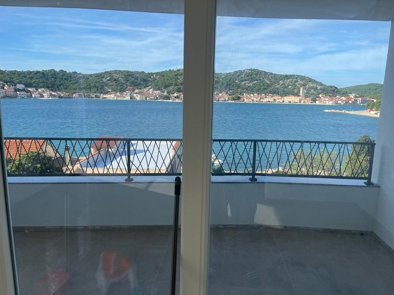 Terasa s výhledem na moře a balkonovým zábradlím