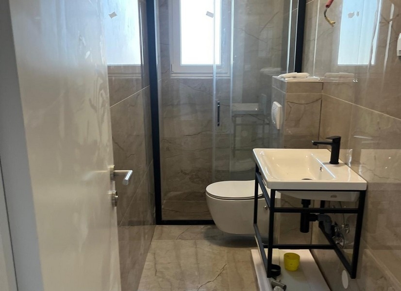 Koupelna s moderním sprchovým koutem a umyvadlem