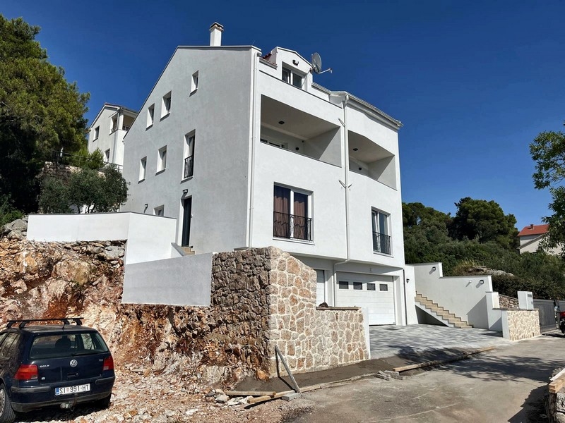 Vnější pohled na nemovitost, moderní fasáda s garáží a schodištěm