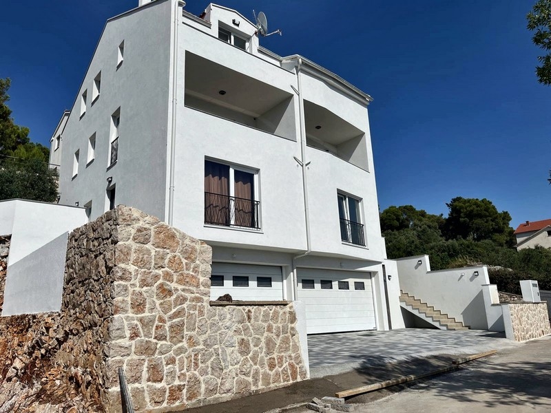 Nově postavený apartmán v Tisnu s výhledem na moře, atraktivní nemovitost v Chorvatsku