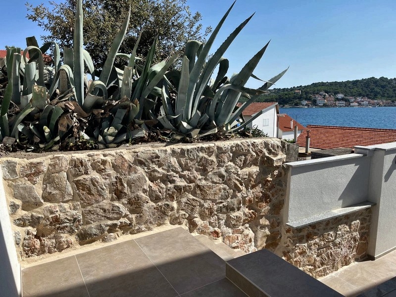 Středomořské prvky na domě.