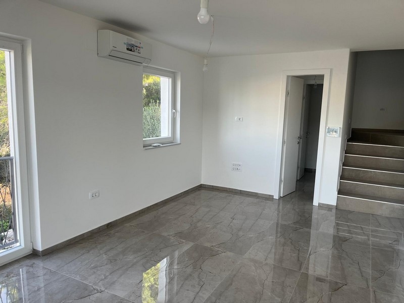 Obývací pokoj s kvalitní dlažbou.