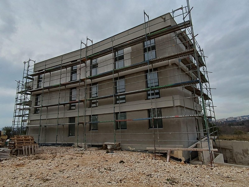 Boční pohled na nemovitost ve výstavbě v Chorvatsku s viditelnými konstrukčními prvky