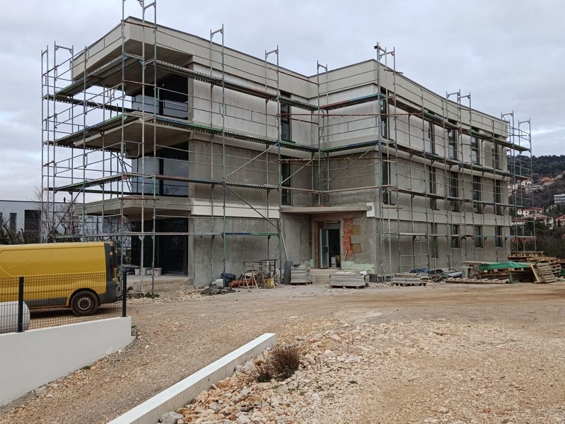 Čelní pohled na skořápku současné nemovitosti v Chorvatsku