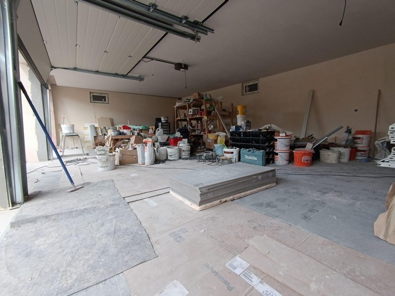 Vnitřní pohled na shell, budoucí moderní nemovitost v Chorvatsku se stavebními materiály