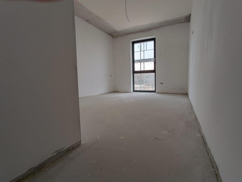 Světlý, prázdný pokoj v nové budově, která je součástí nemovitosti v Chorvatsku