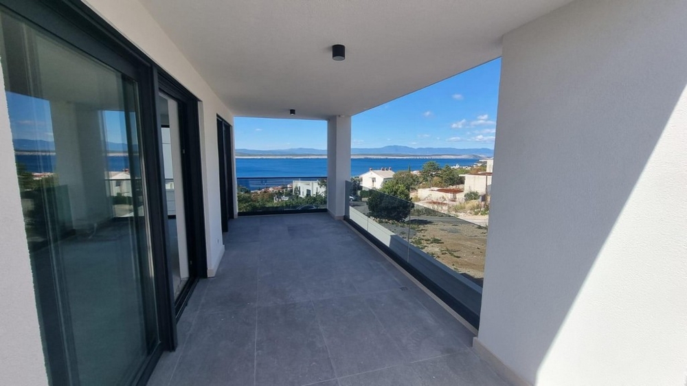 Krytá terasa moderního apartmánu v Chorvatsku s výhledem na moře a okolí.